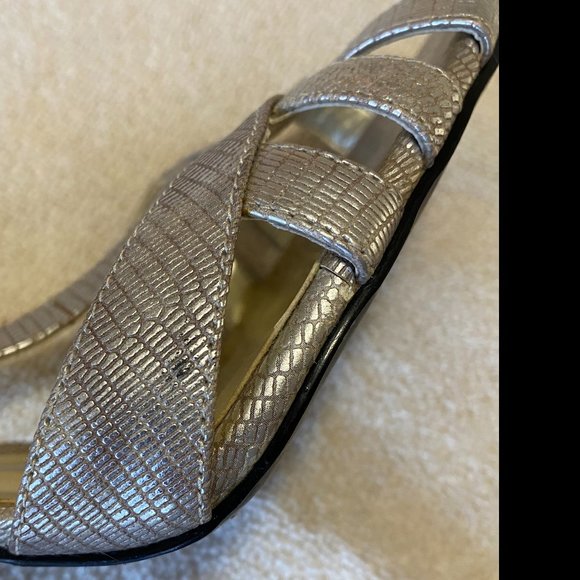 Le Chateau Gold Strappy Shoes - Picture 8 of 9